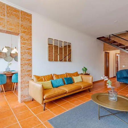 Oasis House 세투발
